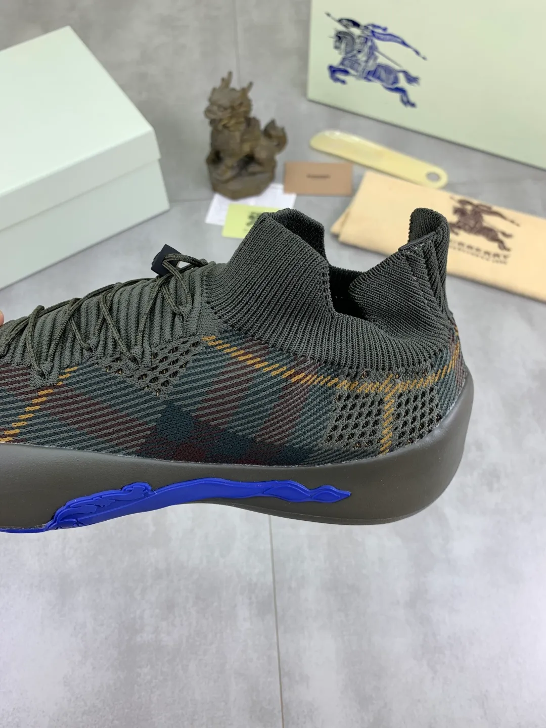 Men's Men's Shoes 💰P620 💰【New Style】Top Version 🆘【Burberry】New Burberry Fly Knit Shoes are now available with perfect workmanship! 🔥Perfect shape and top quality🙈Non-slip and wear-resistant high-end rubber outsole👣Versatile and comfortable shoes, standard size: 39-45 (customized 38-46) 2️⃣colors available Top-quality packaging